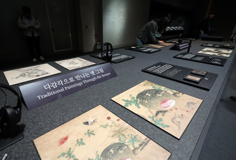 [서울=뉴시스] 배훈식 기자 = 국립중앙박물관 서화실 재개관 언론공개회 참가자들이 25일 오전 서울 용산구 국립중앙박물관 서화실 전시품을 관람하고 있다. 오는 26일 개관하는 국립중앙박물관 서화실에는 겸재 정선의 '신묘년풍악도첩'(보물) 등 70건의 작품이 전시된다. 2026.02.25. dahora83@newsis.com