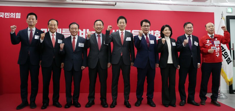 국민의힘 대구시장 공천 후보로 나선 최은석 의원(왼쪽부터), 추경호 의원, 윤재옥 의원, 주호영 의원, 유영하 의원, 이재만 전 대구 동구청장, 이진숙 전 방송통신위원장, 홍석준 전 의원, 김한구 전 현대차 노조 대의원이 10일 국민의힘 당사에서 열린 6·3 지방선거 광역단체장 및 중앙당 관할 기초단체장 후보자 면접에 참석해 기념 촬영을 하고 있다. 2026.3.10 ⓒ 뉴스1 김진환 기자