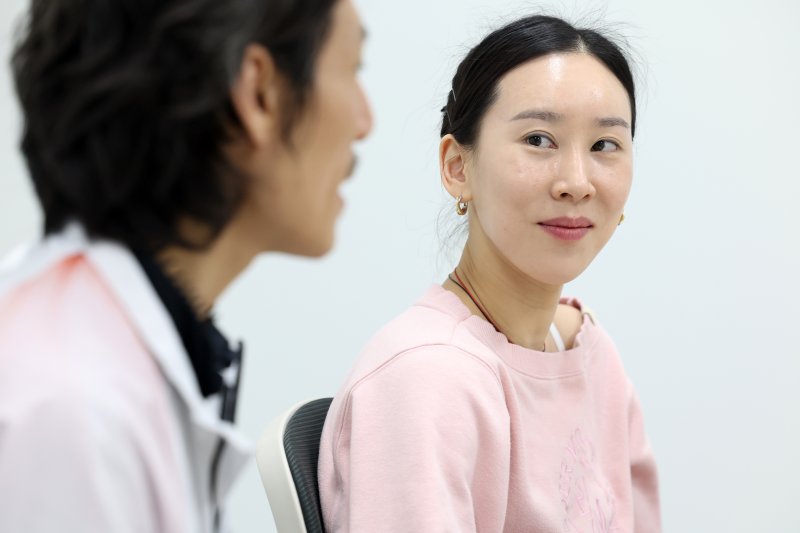 [서울=뉴시스] 박진희 기자 = 유니버설발레단 수석무용수 홍향기와 이동탁이 지난 16일 서울 강서구 연습실에서 인터뷰에 앞서 포즈를 취하고 있다. 두 무용수는 유니버설발레단이 창작 40주년을 맞아 올리는 레퍼토리 ‘심청’의 백미, ‘문라이트 파드되(2인무)’의 주인공이다. 2026.04.18. pak7130@newsis.com