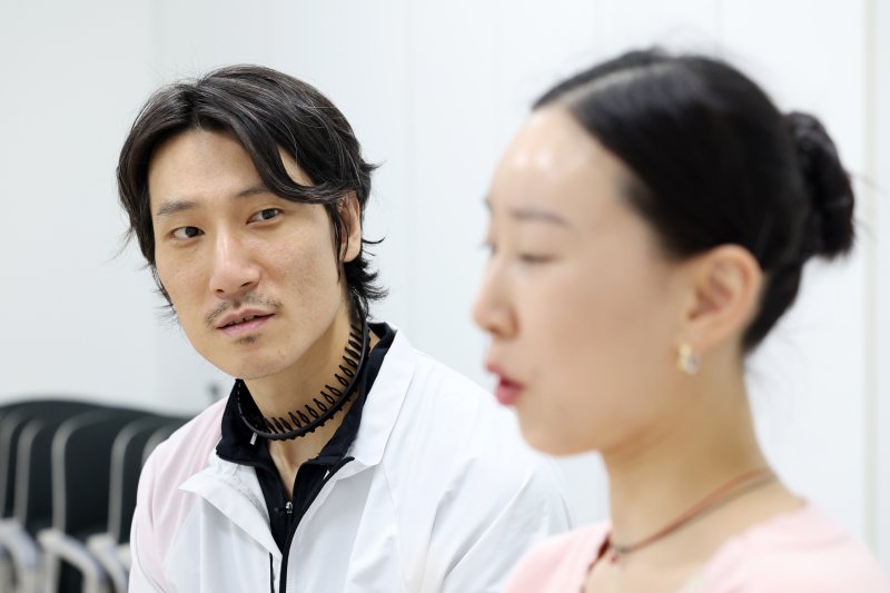 [서울=뉴시스] 박진희 기자 = 유니버설발레단 수석무용수 홍향기와 이동탁이 지난 16일 서울 강서구 연습실에서 인터뷰에 앞서 포즈를 취하고 있다. 두 무용수는 유니버설발레단이 창작 40주년을 맞아 올리는 레퍼토리 '심청'의 백미 ‘문라이트 파드되(2인무)’를 선보일 예정이다. 2026.04.18. pak7130@newsis.com