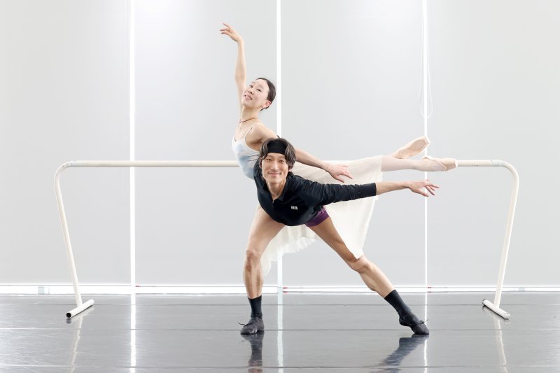 [서울=뉴시스] 박진희 기자 = 유니버설발레단 수석무용수 홍향기와 이동탁이 지난 16일 서울 강서구 연습실에서 인터뷰에 앞서 포즈를 취하고 있다. 두 무용수는 유니버설발레단이 창작 40주년을 맞아 올리는 레퍼토리 '심청'의 백미 ‘문라이트 파드되(2인무)’를 선보일 예정이다. 2026.04.18. pak7130@newsis.com