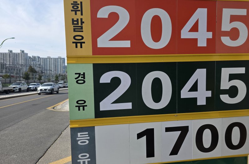 [태백=뉴시스]홍춘봉 기자 = 중동 전쟁 여파로 휘발유 가격이 연일 치솟고 있는 가운데 17일 강원 태백지역의 휘발유가격이 L당 2045원으로 유가정보 플랫폼 오피넷의 전국 평균(1999.28원)보다 46원이 비싼 것으로 나타났다. 이날 현재 강원지역 휘발유 평균가격은 2001.28원이다.2026.04.17.casinohong@newsis.com