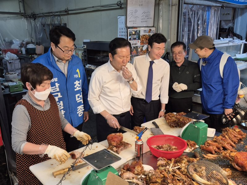 정청래 더불어민주당 대표가 18일 울산 남구 신정시장의 한 족발가게에서 족박을 직접 잘라 맛보고 있다. 2026.4.18 ⓒ 뉴스1 박정현 기자