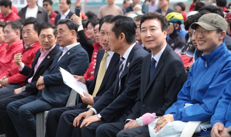 18일 울산 태화강변 남구 둔치에서 열린 '울산 자전거 대축전'에 더불어민주당과 국민의힘 지역 정치인들이 참석해 있다. 2026.4.18 ⓒ 뉴스1 김세은 기자