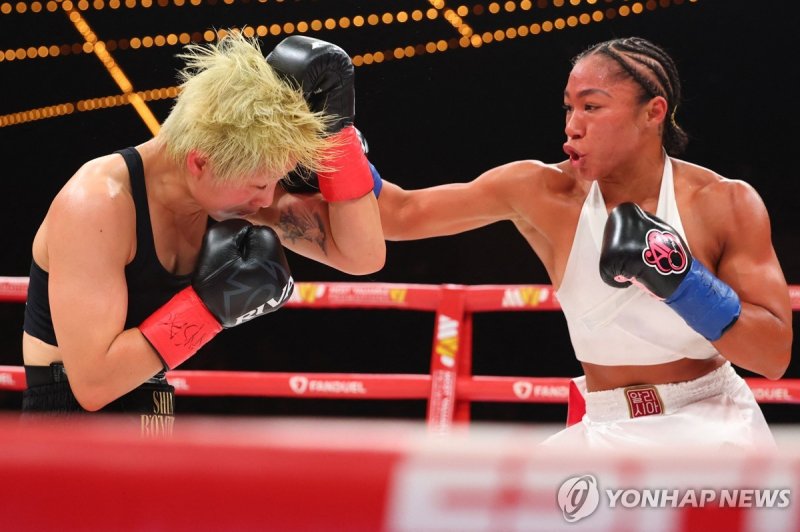 바움가드너에게 펀치를 허용한 신보미레 (출처=연합뉴스)