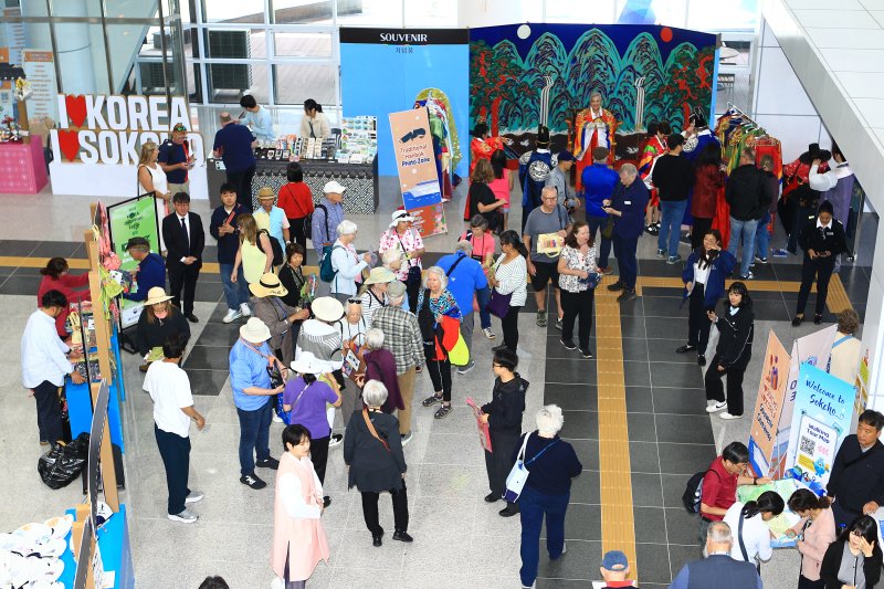 강원 속초항에 올해 첫 크루즈인 8만 2000톤 급 대형 프리미엄 크루즈 웨스테르담호가 18일 2000여 명의 외국인 관광객을 태우고 입항했다. 이날 속초시는 강원특별자치도, 강원관광재단 등 관계기관과 함께 취타대 공연을 비롯한 입항 환영행사와 셔틀버스 운영·통역 안내 요원 배치 등을 통해 속초를 방문한 외국인 관광객들에게 최상의 관광 서비스를 제공했다.(속초시 제공, 재판매 및 DB 금지)2026.4.18 ⓒ 뉴스1 윤왕근 기자