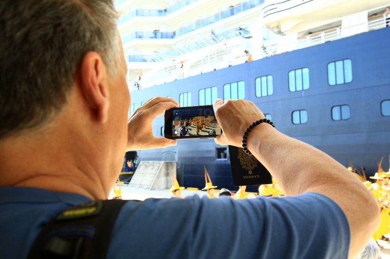 강원 속초항에 올해 첫 크루즈인 8만 2000톤 급 대형 프리미엄 크루즈 웨스테르담호가 18일 2000여 명의 외국인 관광객을 태우고 입항했다. 이날 속초시는 강원특별자치도, 강원관광재단 등 관계기관과 함께 취타대 공연을 비롯한 입항 환영행사와 셔틀버스 운영·통역 안내 요원 배치 등을 통해 속초를 방문한 외국인 관광객들에게 최상의 관광 서비스를 제공했다.(속초시 제공, 재판매 및 DB 금지)2026.4.18 ⓒ 뉴스1 윤왕근 기자