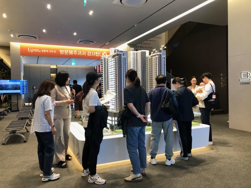 [서울=뉴시스] 황민 인턴기자=지난 17일 용인시 기흥구 영덕동에 마련된 '영통역 우미 린' 견본주택에 방문객들로 북적이고 있다. photo@newsis.com