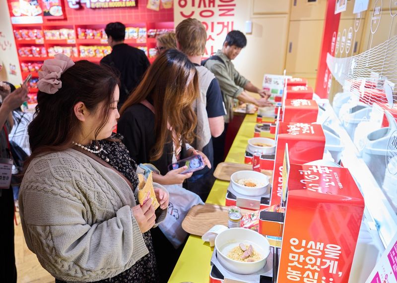 일본 도쿄 하라주쿠 다케시타 거리에 위치한 농심 신라면 분식에서 일본 현지인을 비롯한 외국인 관광객들이 신라면을 조리하고 있다. 농심 제공