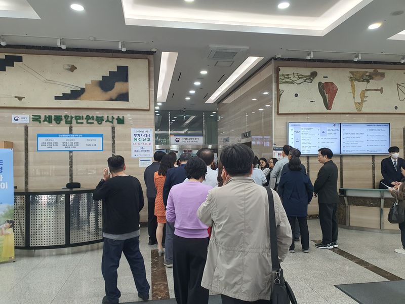 서울 강남구 '강남통합세무서' 1층 로비에서 민원인들이 승강기를 타기 위해 줄을 서 기다리고 있다. 3개 세무서 민원이 한 건물에 집중되면서 승강기 이용 대기 인원이 몰리는 모습이다. 사진=최승한 기자