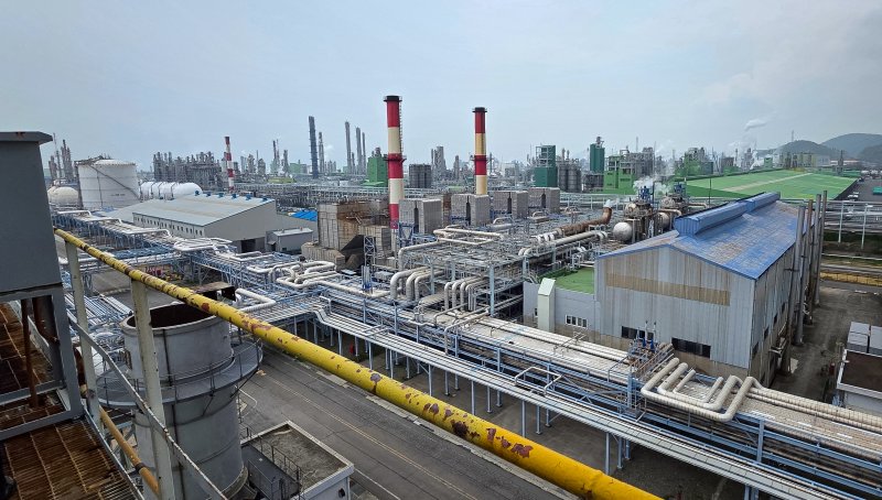 지난 1일 전남 여수시 여수국가산단 내 여천NCC에서 나프타 가공 설비가 가동되고 있다. (더불어민주당 제공. 재판매 및 DB 금지)ⓒ 뉴스1 유승관 기자