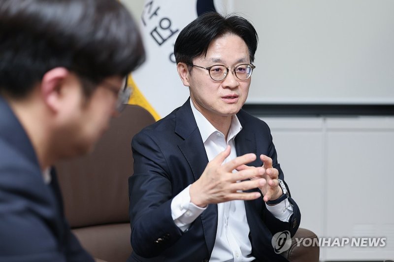 인터뷰하는 김정관 산업통상부 장관 (출처=연합뉴스)