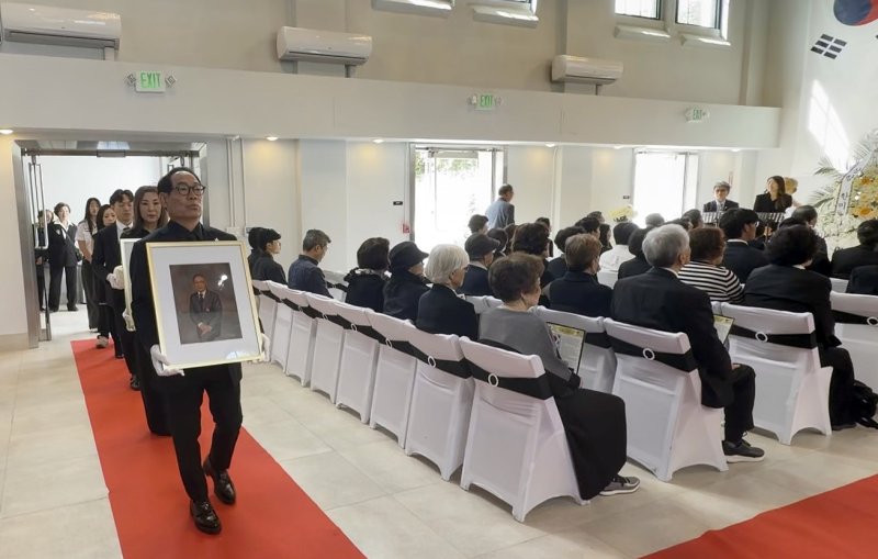 '최고령 독립유공자' 이하전 지사의 영정과 유해가 18일(현지시간) 미국 샌프란시스코·베이지역 한인회관에서 열린 유해 봉환식 행사장에 입장하고 있다.연합뉴스