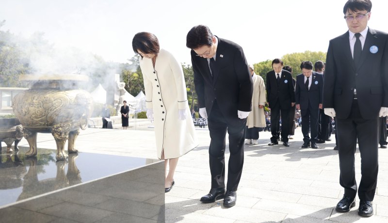 이재명 대통령과 김혜경 여사가 19일 서울 강북구 국립4·19민주묘지에서 열린 제66주년 4·19 혁명 기념식에서 헌화 후 묵념하고 있다. 뉴시스