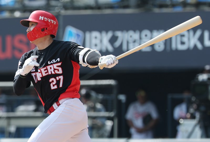 잠실야구장에서 열린 2026 KBO 프로야구 기아 타이거즈와 두산 베어스의 경기. 4회초 1사 2,3루 김호령이 1타점 적시타를 치고 있다.연합뉴스