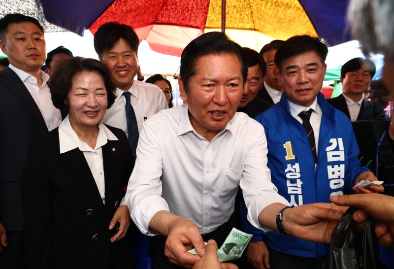 추미애와 모란시장 찾은 정청래, 김용도 동행 [뉴시스Pic]