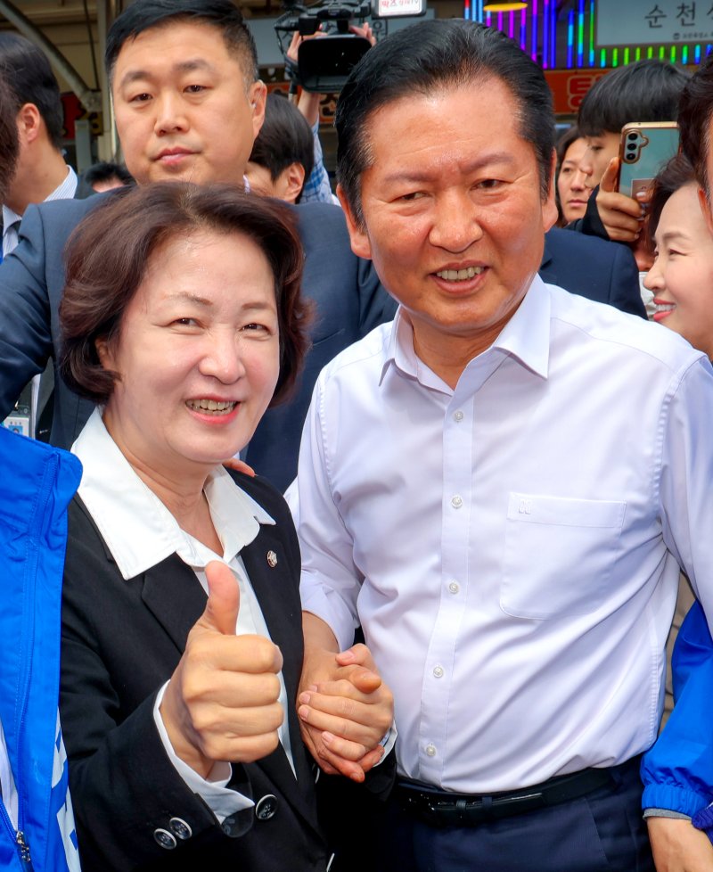 [서울=뉴시스] 김명년 기자 = 더불어민주당 추미애 경기지사 후보, 정청래 대표가 19일 오후 경기 성남시 모란민속5일장을 방문해 시민들과 인사를 나누고 있다.(공동취재) 2026.04.19. photo@newsis.com