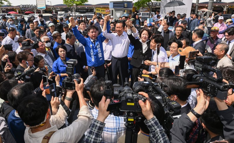 [서울=뉴시스] 김명년 기자 = 더불어민주당 추미애 경기지사 후보, 정청래 대표, 김병욱 성남시장 후보가 19일 오후 경기 성남시 모란민속5일장을 방문해 시민들과 인사를 나누고 있다. (공동취재) 2026.04.19. photo@newsis.com