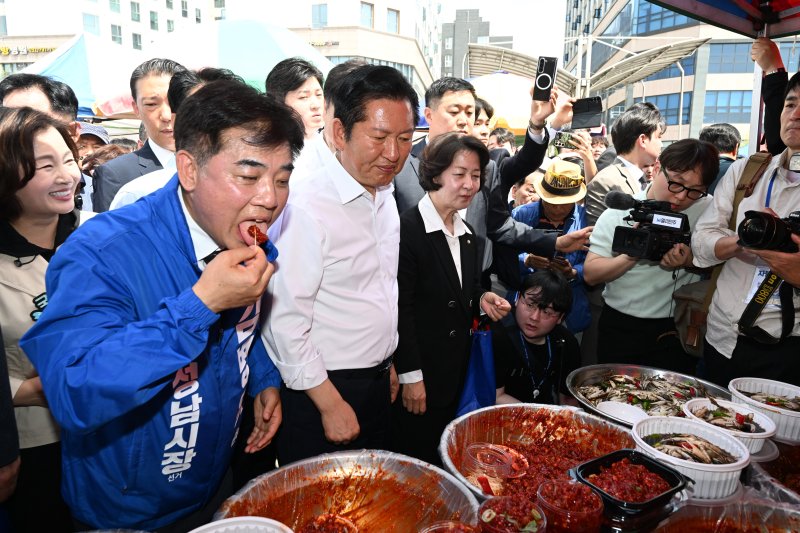 [서울=뉴시스] 김명년 기자 = 더불어민주당 추미애 경기지사 후보, 정청래 대표, 김병욱 성남시장 후보가 19일 오후 경기 성남시 모란민속5일장을 방문해 시민들과 인사를 나누고 있다.(공동취재) 2026.04.19. photo@newsis.com
