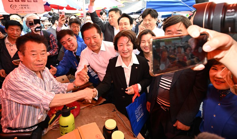 [서울=뉴시스] 김명년 기자 = 더불어민주당 추미애 경기지사 후보, 정청래 대표, 김병욱 성남시장 후보가 19일 오후 경기 성남시 모란민속5일장을 방문해 시민들과 인사를 나누고 있다.(공동취재) 2026.04.19. photo@newsis.com