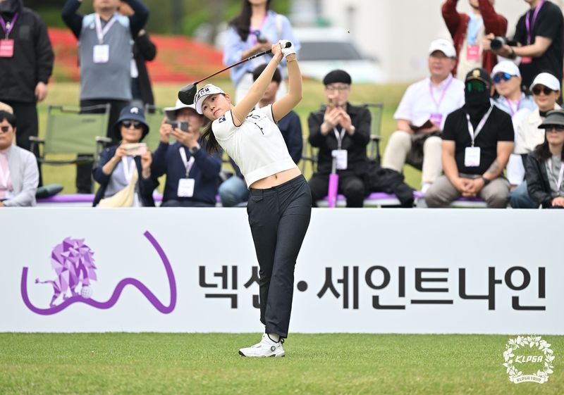 19일 '넥센·세인트나인 마스터즈 2026' 1번홀에서 김민선7이 티샷을 하고 있다. KLPGA 제공