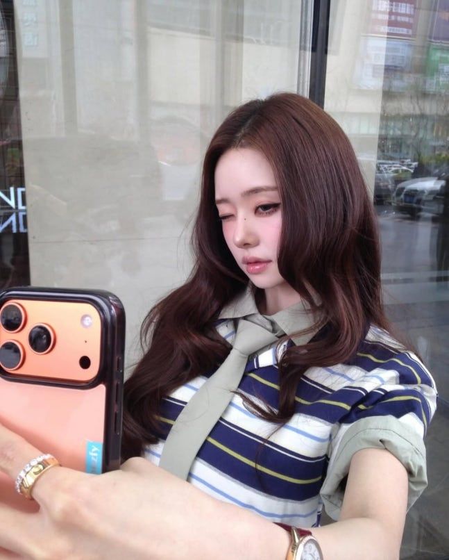 프리지아가 아이폰17프로로 보이는 기종을 들고 셀카를 찍고 있다. 프리지아 SNS 캡처