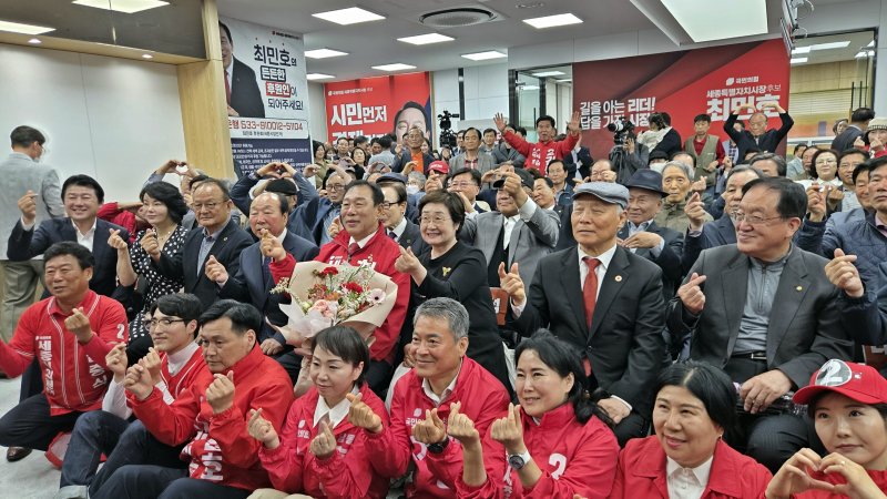 [세종=뉴시스] 송승화 기자 = 최민호 국민의힘 세종시장 예비후보가 19일 나성동 선거사무소 개소식에서 지지자들과 기념 사진을 찍고 있다. 2026.04.19. ssong1007@newsis.com *재판매 및 DB 금지