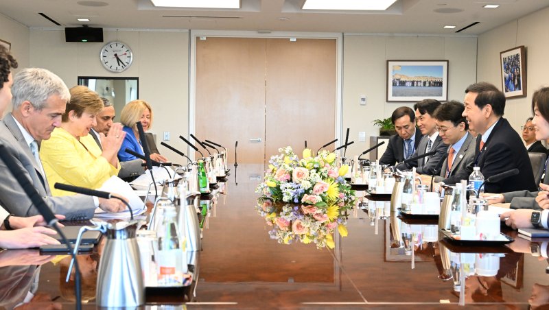 주요 20개국(G20) 재무장관회의 및 국제통화기금(IMF)/세계은행(WB) 춘계회의 참석차 미국 워싱턴D.C.를 방문한 구윤철 부총리 겸 재정경제부 장관(오른쪽 첫번째)이 지난 17일(현지시간) IMF에서 크리스탈리나 게오르기에바 총재(왼쪽 두번째)와 면담하고 있다. 뉴스1