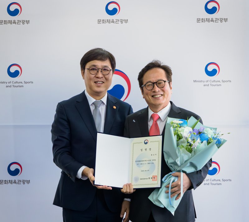 최근 문화예술 공공기관장으로 임명된 서승만씨(위사진 오른쪽)와 황교익씨가 최휘영 문화체육관광부 장관으로부터 임명장을 받고 있다. 사진=뉴시스