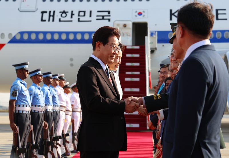 인도 국빈 방문에 나선 이재명 대통령이 19일 뉴델리 팔람공항에서 환영객과 인사하고 있다. 뉴스1