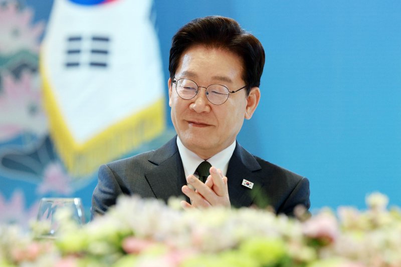 인도를 국빈방문 중인 이재명 대통령이 19일(현지시간) 뉴델리 한 호텔에서 열린 동포 만찬 간담회에서 박수를 치고 있다. 뉴시스