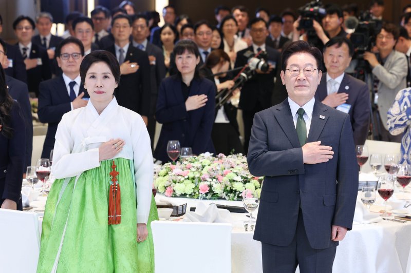 [뉴델리=뉴시스] 고범준 기자 = 인도를 국빈 방문 중인 이재명 대통령과 김혜경 여사가 19일(현지 시간) 뉴델리 한 호텔에서 열린 동포 만찬 간담회에서 국민의례를 하고 있다. 2026.04.19. bjko@newsis.com