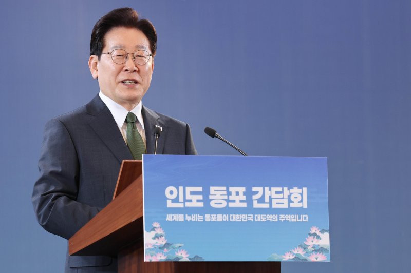 [뉴델리=뉴시스] 고범준 기자 = 인도를 국빈 방문 중인 이재명 대통령이 19일(현지 시간) 뉴델리 한 호텔에서 열린 동포 만찬 간담회에서 인사말을 하고 있다. 2026.04.19. bjko@newsis.com
