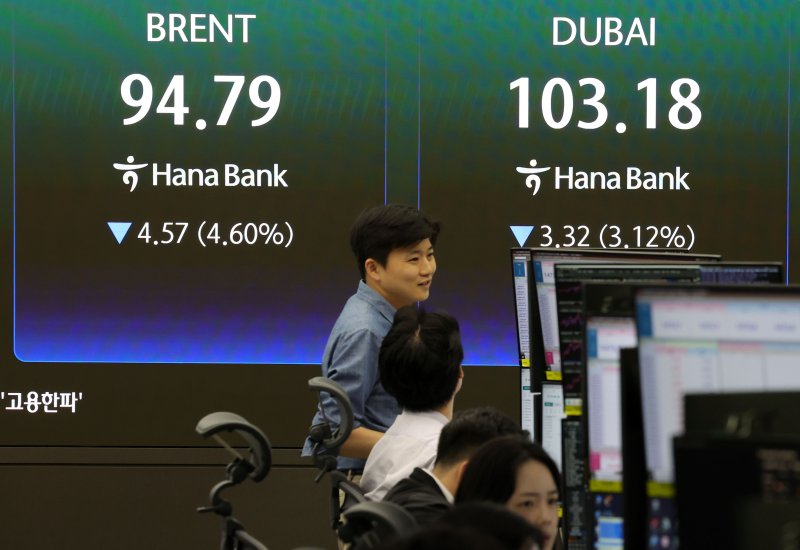 [서울=뉴시스] 홍효식 기자 = 미국과 이란이 종전 협상이 재개될 것이란 소식에 국제 유가가 급락한 가운데 15일 오전 서울 중구 하나은행 딜링룸 전광판에 국제 유가 거래가가 표시되고 있다. 2026.04.15. yesphoto@newsis.com