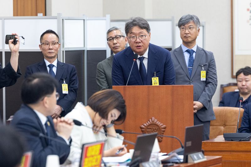 14일 서울 여의도 국회에서 열린 제434회국회(임시회) 윤석열 정권 정치검찰 조작기소 의혹 사건 진상규명 국정조사특별위원회 쌍방울 대북송금 조작기소 의혹 사건 청문회에서 증인으로 출석한 방용철 전 쌍방울 부회장이 의원 질의에 답변을 거부하고 있다. 2026.4.14 ⓒ 뉴스1 이승배 기자