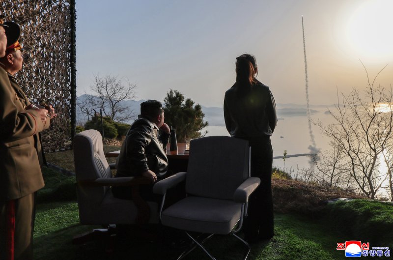 북한이 단거리 지대지 탄도미사일 집속탄두 위력을 평가하는 시험발사에 성공했다고 밝혔다. 조선중앙통신은 20일 "미사일총국은 19일 개량된 지상 대 지상 전술탄도미사일 '화성포-11라'형 전투부(탄두) 위력 평가를 위한 시험발사를 진행하였다"고 보도했다. 조선중앙통신 캡처