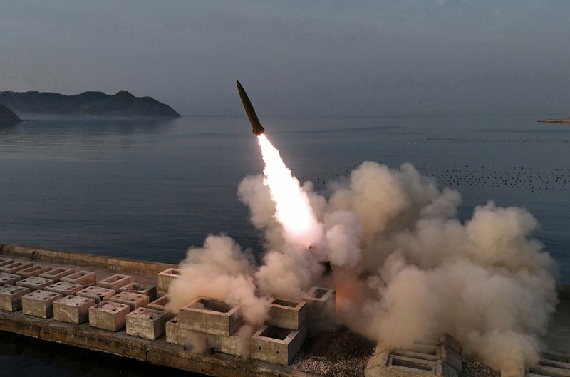 (평양 노동신문=뉴스1) = 북한 노동당 기관지 노동신문은 20일 "조선민주주의인민공화국 미사일총국은 4월 19일 개량된 지상대지상전술탄도미사일 형의 전투부위력평가를 위한 시험발사를 진행하였다＂고 보도했다. [국내에서만 사용가능. 재배포 금지. DB 금지. For Use Only in the Republic of Korea. Redistribution Prohibited] rodongphoto@news1.kr