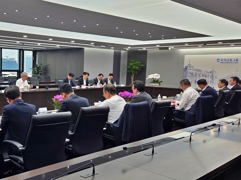 임종룡 우리금융그룹 회장(뒷줄 왼쪽 첫 번째)은 지난 17일 서울 중구 우리금융지주 본사에서 열린 '4월 첨단전략산업금융협의회'에서 생산적·포용적 금융의 '골든타임'을 강조하며 지원 속도를 높일 것을 당부했다. 우리금융지주 제공