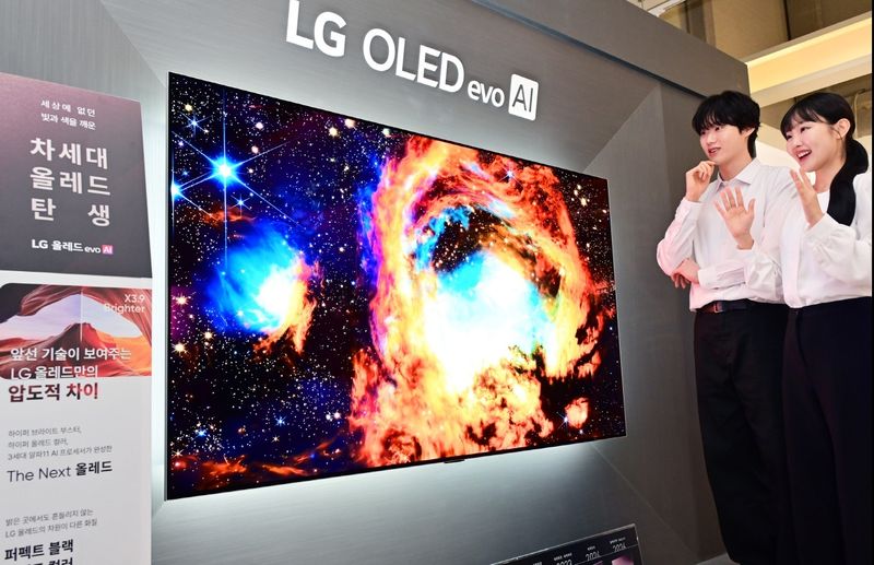 LG전자가 역대 가장 밝고 정확한 컬러, 초저반사를 구현한 압도적 화질이 특징인 2026년형 LG 올레드 에보를 선보였다. 모델들이 빛 반사를 획기적으로 줄여 최신 올레드 TV의 화질을 있는 그대로 즐길 수 있는 신제품을 체험하고 있다.
