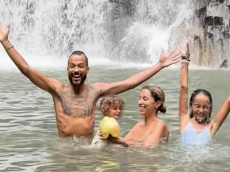 생전 아내, 두 딸과 함께 시간을 보내는 톰슨의 모습. /사진=조 톰슨 인스타그램