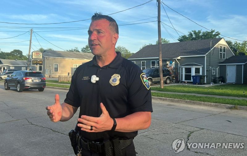 루이지애나주 총격사건 현장 앞에서 취재진에 설명하는 현지 경찰 (출처=연합뉴스)