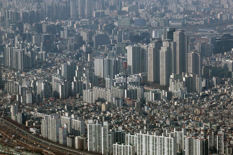 2월 서울 송파구 롯데월드타워 전망대 서울스카이에서 바라본 서울 시내 아파트 등 집합건물 모습. 뉴시스