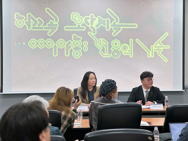 이종후 제주비엔날레 예술감독(제주도립미술관장·오른쪽)과 이병희 총괄 큐레이터가 20일 오전 제주도립미술관에서 제5회 제주비엔날레 기자간담회를 열고 질문을 받고 있다. /사진=뉴시스