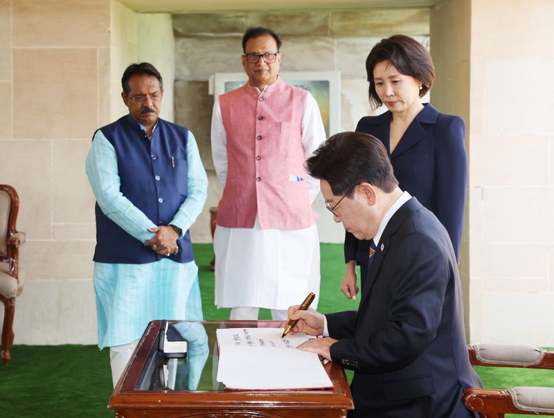 인도를 국빈 방문 중인 이재명 대통령이 20일(현지시간) 뉴델리 간디추모공원 라즈가트를 방문해 헌화 후 방명록 서명을 하고 있다. 뉴시스