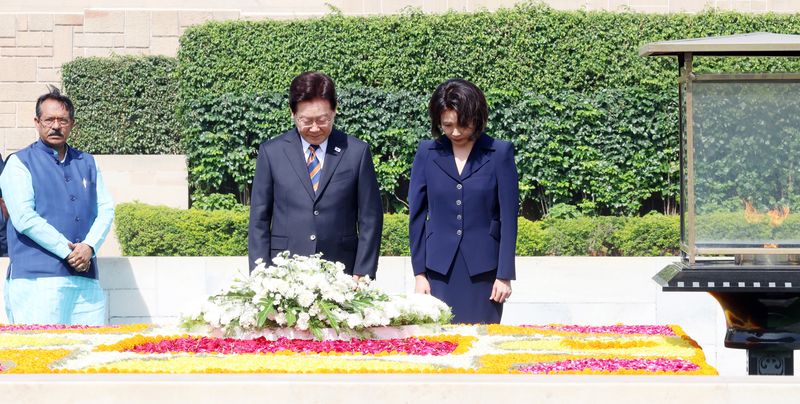 [뉴델리=뉴시스] 고범준 기자 = 인도를 국빈 방문 중인 이재명 대통령과 김혜경 여사가 20일(현지 시간) 뉴델리 간디추모공원 라즈가트를 방문해 헌화 후 묵념하고 있다. 2026.04.20. bjko@newsis.com