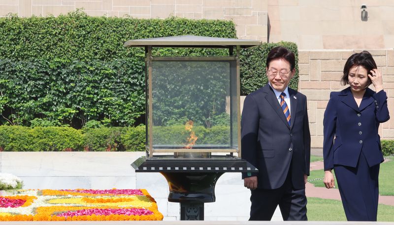 [뉴델리=뉴시스] 고범준 기자 = 인도를 국빈 방문 중인 이재명 대통령과 김혜경 여사가 20일(현지 시간) 뉴델리 간디추모공원 라즈가트를 방문해 헌화 후 이동하고 있다. 2026.04.20. bjko@newsis.com