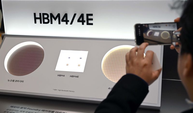 [수원=뉴시스] 김종택 기자 = 18일 경기 수원시 영통구 수원컨벤션센터에서 열린 '제57기 삼성전자 정기주주총회'에서 주주들이 HBM4, HBM4E 메모리를 보고 있다. (공동취재) 2026.03.18. photo@newsis.com