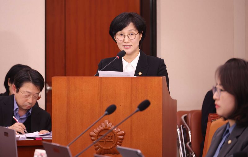 [서울=뉴시스] 조성봉 기자 = 원민경 성평등가족부 장관이 24일 오후 서울 여의도 국회에서 열린 성평등가족위원회 전체회의에서 업무 보고를 하고 있다. 2026.03.24. suncho21@newsis.com