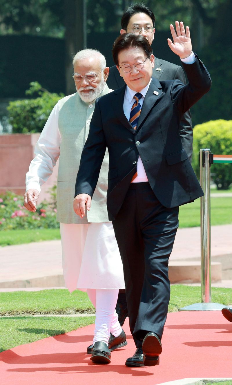 인도를 국빈 방문 중인 이재명 대통령이 20일(현지 시간) 뉴델리 영빈관 하이데라바드 중앙공원에서 나렌드라 모디 인도 총리와 아소카나무(ashoka tree) 공동식수를 마치고 이동하며 손을 흔들고 있다. 뉴시스