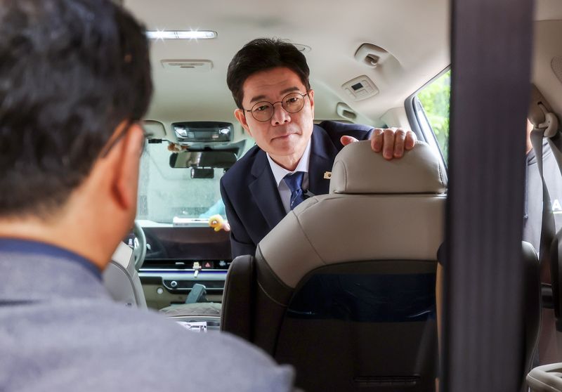 정원오 더불어민주당 서울시장 후보가 20일 오후 서울 성동구 금호스포츠센터 주차장에서 열린 찾아가는 서울人터뷰 '장애인 콜택시편'에서 장애인 콜택시 내부를 살펴보고 있다. 2026.4.20 ⓒ 뉴스1 김진환 기자